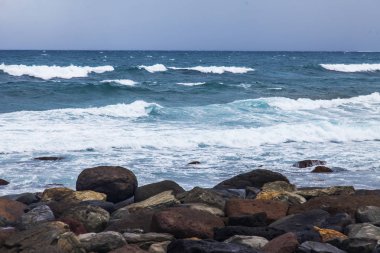 Pitoresk bir güzel deniz Körfezi kıyısında kumlu plajda sörf hattının