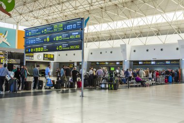 Las Palmas de Gran Canaria, İspanya, üzerinde 12 Ocak 2018. Yolcular uçuşta embarkations Havaalanı Terminal Binası bekliyoruz