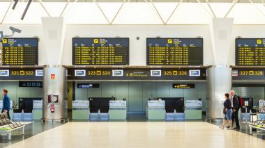 Las Palmas de Gran Canaria, İspanya, üzerinde 12 Ocak 2018. Zamanlamayı uçuşlar havaalanında elektronik bir panelde görüntülenir