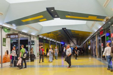 Las Palmas de Gran Canaria, İspanya, üzerinde 12 Ocak 2018. Yolcular uçuşta embarkations Havaalanı Terminal Binası bekliyoruz