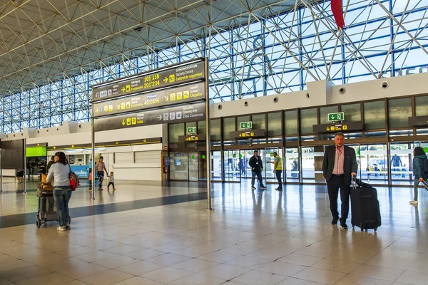 パルマス グラン カナリア島 スペイン 2018 乗客が空港のターミナルの Embarkations のホールでフライトを期待します — ストック写真