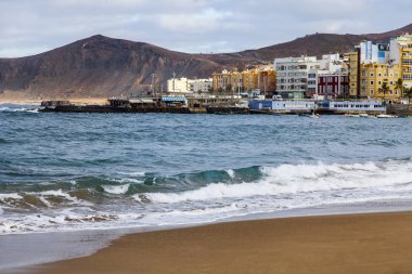 Las Palmas de Gran Canaria, İspanya, 6 Ocak 2018 üzerinde. Kış Playa de Las Canteras plaja mesafe waterfront ve Atlantik okyanus kıyısında bilir.