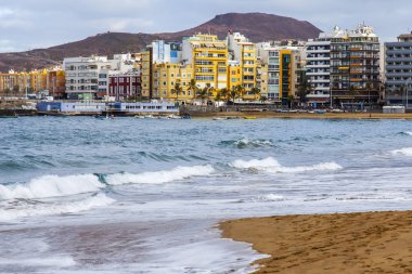 Las Palmas de Gran Canaria, İspanya, 6 Ocak 2018 üzerinde. Kış Playa de Las Canteras plaja mesafe waterfront ve Atlantik okyanus kıyısında bilir.