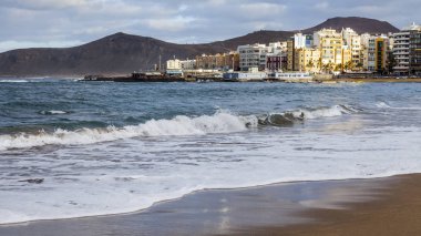 Las Palmas de Gran Canaria, İspanya, 6 Ocak 2018 üzerinde. Kış Playa de Las Canteras plaja mesafe waterfront ve Atlantik okyanus kıyısında bilir.