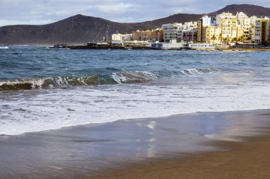 Las Palmas de Gran Canaria, İspanya, 6 Ocak 2018 üzerinde. Kış Playa de Las Canteras plaja mesafe waterfront ve Atlantik okyanus kıyısında bilir.