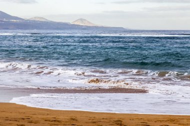 Pitoresk bir güzel deniz Körfezi kıyısında kumlu plajda sörf hattının