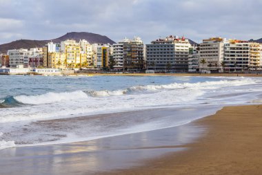 Las Palmas de Gran Canaria, İspanya, 6 Ocak 2018 üzerinde. Kış Playa de Las Canteras plaja mesafe waterfront ve Atlantik okyanus kıyısında bilir.