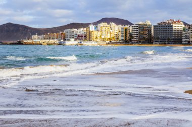 Las Palmas de Gran Canaria, İspanya, 6 Ocak 2018 üzerinde. Kış Playa de Las Canteras plaja mesafe waterfront ve Atlantik okyanus kıyısında bilir.