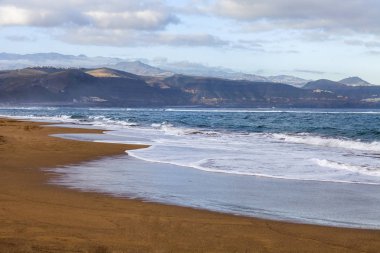 Pitoresk bir güzel deniz Körfezi kıyısında kumlu plajda sörf hattının