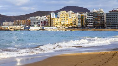 Las Palmas de Gran Canaria, İspanya, 6 Ocak 2018 üzerinde. Kış Playa de Las Canteras plaja mesafe waterfront ve Atlantik okyanus kıyısında bilir.