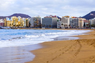 Las Palmas de Gran Canaria, İspanya, 6 Ocak 2018 üzerinde. Kış Playa de Las Canteras plaja mesafe waterfront ve Atlantik okyanus kıyısında bilir.