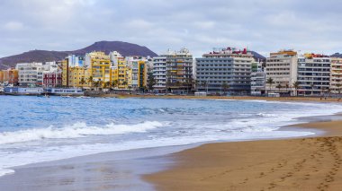 Las Palmas de Gran Canaria, İspanya, 6 Ocak 2018 üzerinde. Kış Playa de Las Canteras plaja mesafe waterfront ve Atlantik okyanus kıyısında bilir.