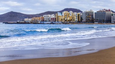 Las Palmas de Gran Canaria, İspanya, 6 Ocak 2018 üzerinde. Kış Playa de Las Canteras plaja mesafe waterfront ve Atlantik okyanus kıyısında bilir.