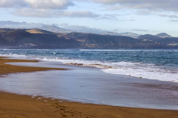 Pittoresca Linea Surf Sulla Spiaggia Sabbiosa Sulla Riva Una Bellissima — Foto Stock