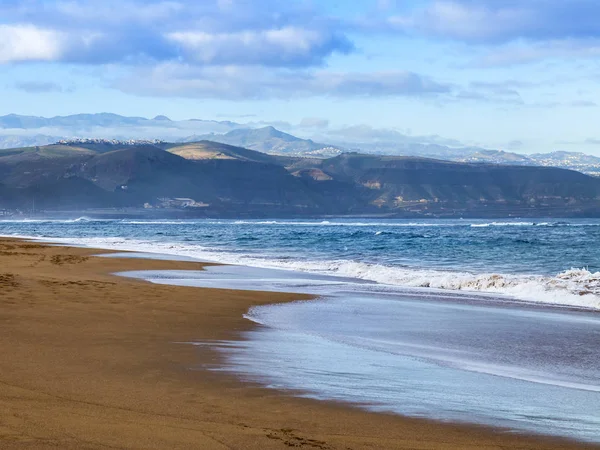 Pittoresca Linea Surf Sulla Spiaggia Sabbiosa Sulla Riva Una Bellissima — Foto Stock