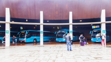 Las Palmas de Gran Canaria, İspanya, üzerinde 11 Ocak 2018. Otobüs yolcuları şehir otobüs istasyonunda bekliyor