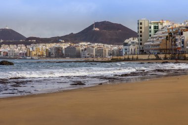 Las Palmas de Gran Canaria, İspanya, 6 Ocak 2018 üzerinde. Kış Playa de Las Canteras plaja mesafe waterfront ve Atlantik okyanus kıyısında bilir.