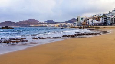 Pitoresk bir güzel deniz Körfezi kıyısında kumlu plajda sörf hattının