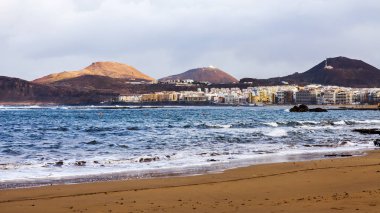 Pitoresk bir güzel deniz Körfezi kıyısında kumlu plajda sörf hattının