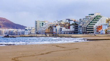 Las Palmas de Gran Canaria, İspanya, 6 Ocak 2018 üzerinde. Kış Güneşi Playa de Las Canteras beach Atlantik Okyanusu ve güzel dolgu banka üzerinde ışıklar.