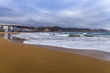 Pitoresk bir güzel deniz Körfezi kıyısında kumlu plajda sörf hattının