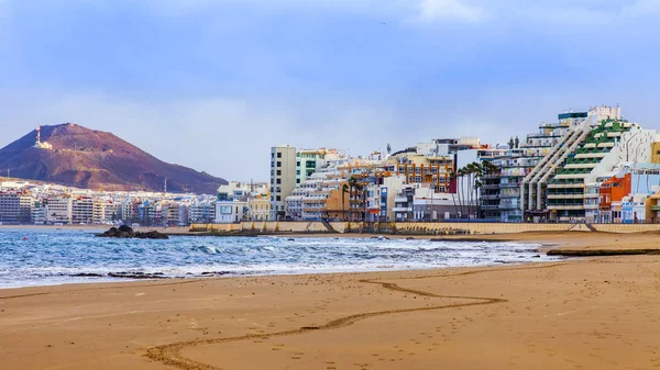 パルマス グラン カナリア島 スペイン 2018 冬の太陽は 大西洋と美しい堤防の土手にプラヤ カンテラス ビーチをライトします — ストック写真