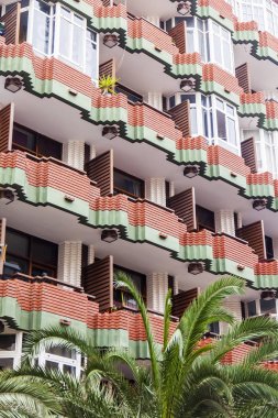 Las Palmas de Gran Canaria, İspanya, 5 Ocak 2018 üzerinde. Modern binanın mimarisi, adalar için tipik bir cephe bilir