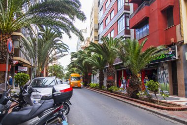 Las Palmas de Gran Canaria, İspanya, 5 Ocak 2018 üzerinde. Modern binalar mimari kompleks sokağın adalar adalar için tipik yapmak. 