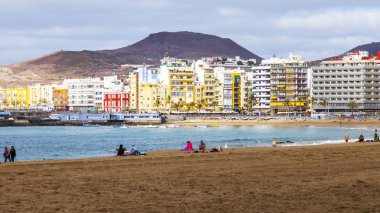 Las Palmas de Gran Canaria, İspanya, 6 Ocak 2018 üzerinde. Waterfront mesafe ve Atlantik okyanus kıyısında Playa de Las Canteras plaj kış bilir. İnsanlar biraz dinlen 