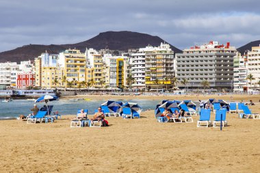 Las Palmas de Gran Canaria, İspanya, 6 Ocak 2018 üzerinde. Waterfront mesafe ve Atlantik okyanus kıyısında Playa de Las Canteras plaj kış bilir. İnsanlar biraz dinlen 
