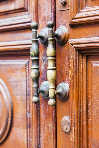 パルマス グラン カナリア島 スペイン 2018 典型的な古い建物のファサードが飾られて銅ドア ハンドル付き木製玄関ドア — ストック写真