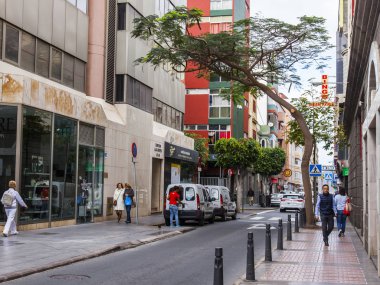 Las Palmas de Gran Canaria, İspanya, 5 Ocak 2018 üzerinde. Modern binalar mimari kompleks sokağın adalar adalar için tipik yapmak. 