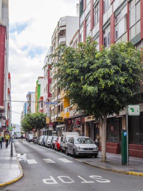 Las Palmas de Gran Canaria, İspanya, 5 Ocak 2018 üzerinde. Modern binalar mimari kompleks sokağın adalar adalar için tipik yapmak. 