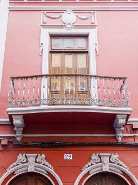 Las Palmas de Gran Canaria, İspanya, 5 Ocak 2018 üzerinde. Modern binanın mimarisi, adalar için tipik bir cephe bilir