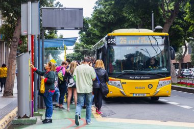 Las Palmas de Gran Canaria, İspanya, üzerinde 11 Ocak 2018. Yolcu otobüs durağında haline gelir
