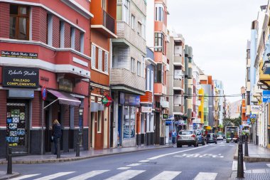 Las Palmas de Gran Canaria, İspanya, 5 Ocak 2018 üzerinde. Modern binalar mimari kompleks sokağın adalar adalar için tipik yapmak. 