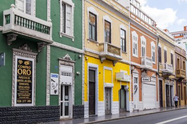 Las Palmas de Gran Canaria, İspanya, 5 Ocak 2018 üzerinde. Modern binalar mimari kompleks sokağın adalar adalar için tipik yapmak. 