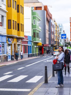Las Palmas de Gran Canaria, İspanya, 5 Ocak 2018 üzerinde. Modern binalar mimari kompleks sokağın adalar adalar için tipik yapmak. 