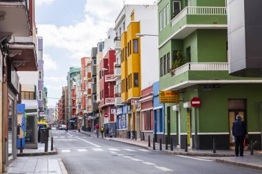 Las Palmas de Gran Canaria, İspanya, 5 Ocak 2018 üzerinde. Modern binalar mimari kompleks sokağın adalar adalar için tipik yapmak. 