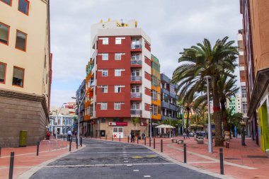 Las Palmas de Gran Canaria, İspanya, 5 Ocak 2018 üzerinde. Modern binalar mimari kompleks sokağın adalar adalar için tipik yapmak. 