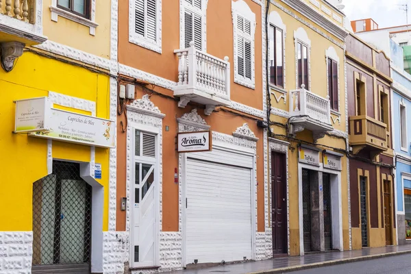 Las Palmas de Gran Canaria, İspanya, 5 Ocak 2018 üzerinde. Modern binalar mimari kompleks sokağın adalar adalar için tipik yapmak. 