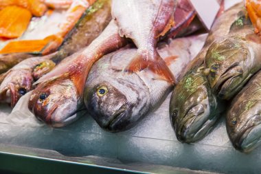 Las Palmas de Gran Canaria, İspanya, üzerinde 12 Ocak 2018. Taze balık ve deniz ürünleri göster penceresinde Merkezi Pazar Shop koyulur