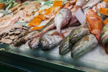 Las Palmas de Gran Canaria, İspanya, üzerinde 12 Ocak 2018. Taze balık ve deniz ürünleri göster penceresinde Merkezi Pazar Shop koyulur