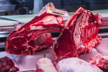 Las Palmas de Gran Canaria, İspanya, üzerinde 12 Ocak 2018. Çeşitli et ürünleri ve lezzetleri bir gösteri-pencere üzerinde kasap koyulur