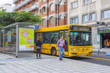 Las Palmas de Gran Canaria, İspanya, üzerinde 11 Ocak 2018. Sokak şehir otobüs gidiyor