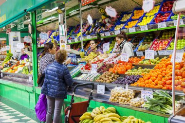 Las Palmas de Gran Canaria, İspanya, üzerinde 12 Ocak 2018. Çeşitli taze sebze ve meyve üzerinde Pazar bir gösteri-pencere koyulur