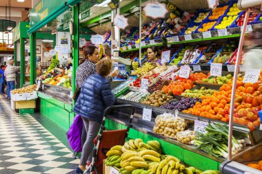 Las Palmas de Gran Canaria, İspanya, üzerinde 12 Ocak 2018. Çeşitli taze sebze ve meyve üzerinde Pazar bir gösteri-pencere koyulur