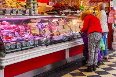 Las Palmas de Gran Canaria, İspanya, üzerinde 12 Ocak 2018. Çeşitli et ürünleri ve lezzetleri bir gösteri-pencere üzerinde kasap koyulur