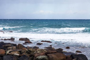 Gökyüzü ve pitoresk bulutlar büyük yükseklikte uçan uçak penceresinden görünümü