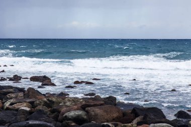 Gökyüzü ve pitoresk bulutlar büyük yükseklikte uçan uçak penceresinden görünümü